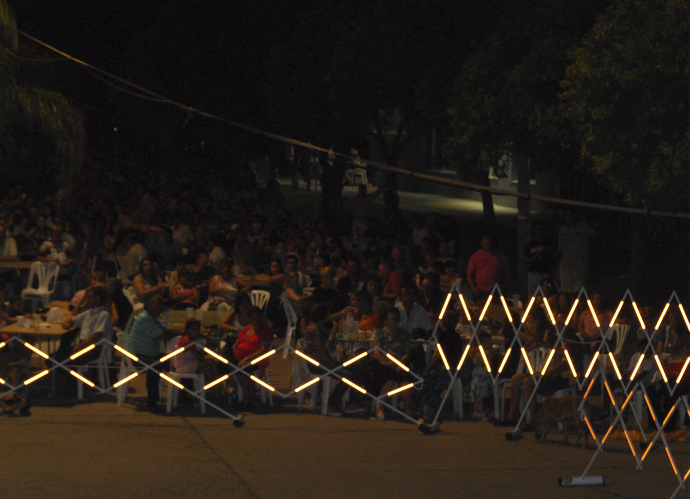 Valla extensible metálica delimitando un evento nocturno